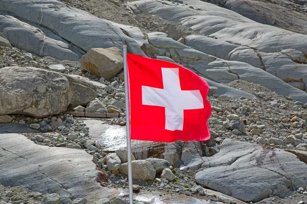 Schweiziska flaggan mot bergen — Stockfoto