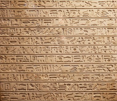 Duvarda Mısır hiyeroglifleri 