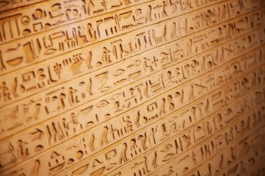 Duvarda Mısır hiyeroglifleri 