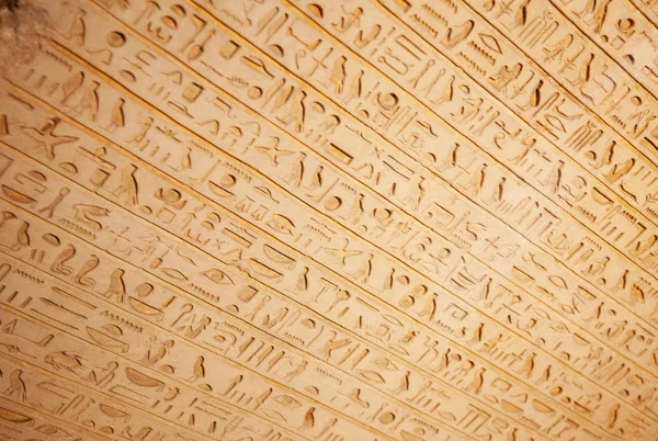 Ägyptische Hieroglyphen an der Wand — Stockfoto