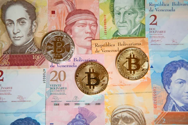 Bitcoins sobre o fundo — Fotografia de Stock