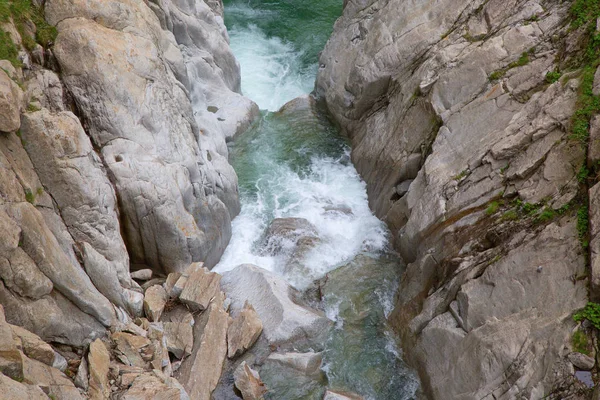 Rio Reuss nos Alpes — Fotografia de Stock