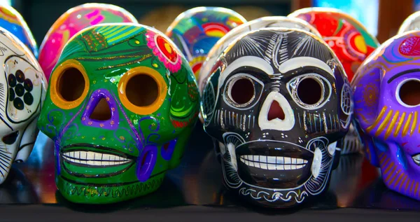 Красочная традиционная мексиканская керамика — стоковое фото