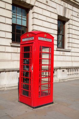 Londra, İngiltere'de ünlü kırmızı telefon kulübesi.