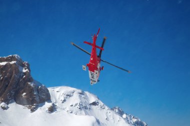 Flumserberg, İsviçre - 25 Mart 2018: tanımlanamayan pilotlar swiss acil servis Rega performans gösteren eğitim egzersiz kayak bölgesi. 