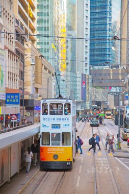Hong Kong, Çin - 2 Nisan 2017: tramvay kullanan kimliği belirsiz kişiler.