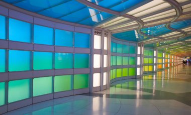 Chicago, Amerika Birleşik Devletleri - 24 Eylül 2016: Chicago Ohare airport terminallerinin bağlayan yeraltı geçidi.