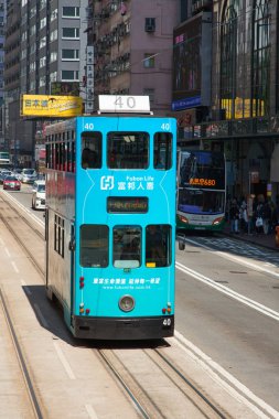 Hong Kong, Çin - 2 Nisan 2017: tramvay kullanan kimliği belirsiz kişiler.