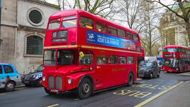 Londra, İngiltere - 17 Nisan 2016: Kırmızı Çift katlı otobüs Canon Caddesi üzerinde.