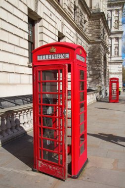 Londra, İngiltere'de ünlü kırmızı telefon kulübesi.