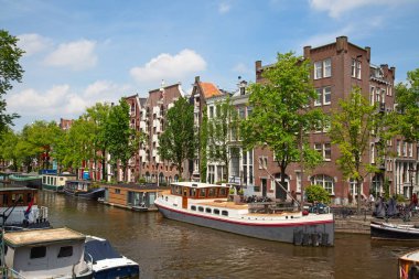 Amsterdam - 10 Temmuz 2016: geleneksel Hollanda evleri tarafından çevrelenmiş Amsterdam kanalları şehir.