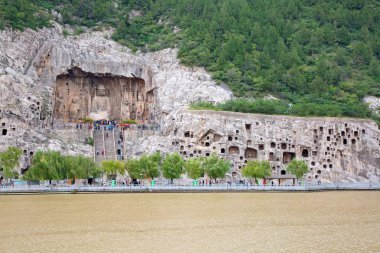 Ünlü Longmen mağarasını, Buda ve Bodhisattvas heykelleri Hennn Eyaleti, Çin rock monolith Luoyang yakınındaki oyulmuş.