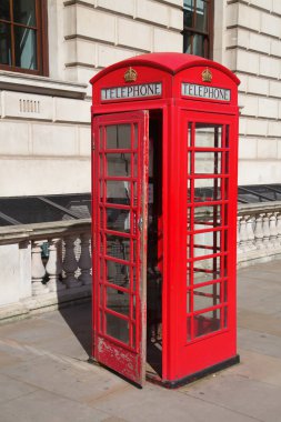 Londra, İngiltere'de ünlü kırmızı telefon kulübesi.