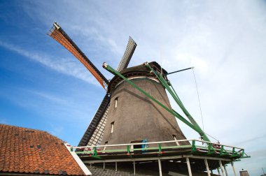 Hollanda Kinderdijk yakınlarında antik yel değirmenleri.