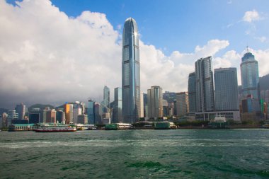 Hong Kong, Çin - 2 Ekim 2017: Hong Kong Adası ve Kowloon Hong Kong arasında yer alan Victoria Harbour doğal ekipman liman.