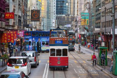 Hong Kong, Çin - 2 Nisan 2017: tramvay kullanan kimliği belirsiz kişiler.
