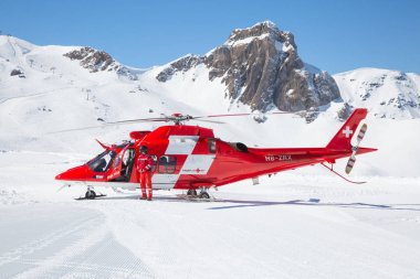 Flumserberg, İsviçre - 25 Mart 2018: tanımlanamayan pilotlar swiss acil servis Rega performans gösteren eğitim egzersiz kayak bölgesi. 