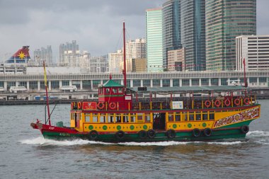 Hong Kong, Çin - 2 Ekim 2017: Hong Kong Adası ve Kowloon Hong Kong arasında yer alan Victoria Harbour doğal ekipman liman.