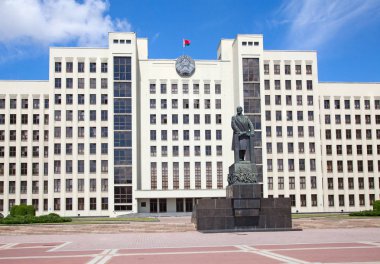 Minsk, Beyaz Rusya bağımsızlık meydanında bina Parlamento.
