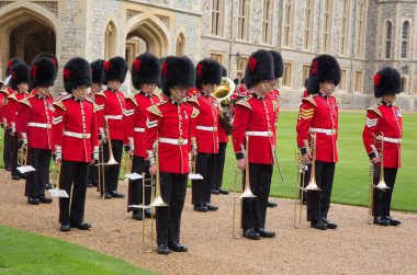 Kraliyet Muhafız değişim töreni sırasında kimliği belirsiz erkek üyeleri Windsor, Büyük Britanya - 16 Nisan 2016:.