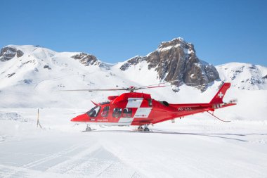 Flumserberg, İsviçre - 25 Mart 2018: tanımlanamayan pilotlar swiss acil servis Rega performans gösteren eğitim egzersiz kayak bölgesi. 