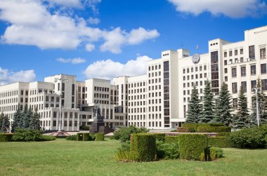 Minsk, Beyaz Rusya bağımsızlık meydanında bina Parlamento.