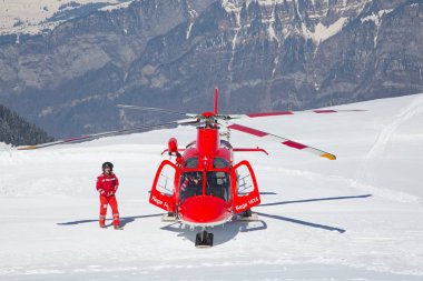 Flumserberg, İsviçre - 25 Mart 2018: tanımlanamayan pilotlar swiss acil servis Rega performans gösteren eğitim egzersiz kayak bölgesi. 