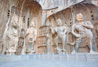 Ünlü Longmen mağarasını, Buda ve Bodhisattvas heykelleri Hennn Eyaleti, Çin rock monolith Luoyang yakınındaki oyulmuş.