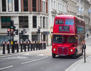 Londra, İngiltere - 17 Nisan 2016: Kırmızı Çift katlı otobüs Canon Caddesi üzerinde.