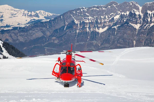 Flumserberg, İsviçre - 25 Mart 2018: tanımlanamayan pilotlar swiss acil servis Rega performans gösteren eğitim egzersiz kayak bölgesi. 
