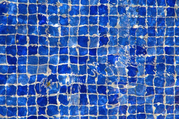 Agua Azul Clara Piscina Con Rayos Sol Reflectantes — Foto de Stock