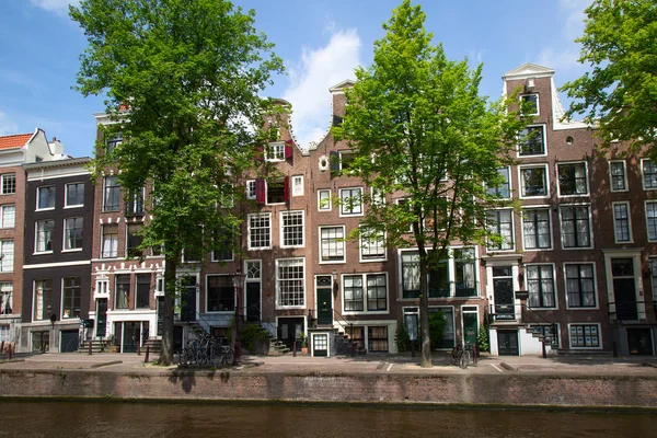 Amsterdam Lipca 2016 Kanały Amsterdamie Miasto Otoczone Tradycyjnych Holenderskich Domów — Zdjęcie stockowe