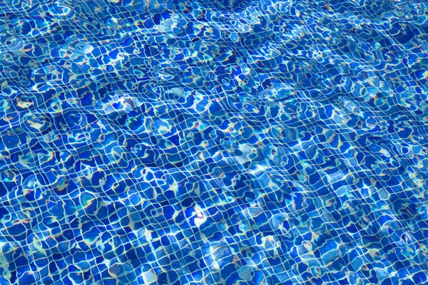 Agua Azul Clara Piscina Con Rayos Sol Reflectantes — Foto de Stock