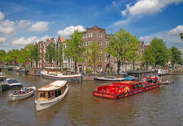 Амстердам Июля 2016 Года Каналы Амстердама Окружены Традиционными Голландскими Домами — стоковое фото
