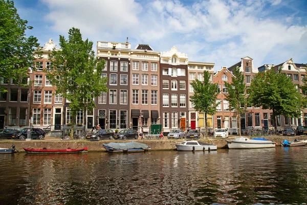 Amsterdam Julio 2016 Canales Ciudad Ámsterdam Rodeada Casas Holandesas Tradicionales — Foto de Stock