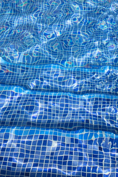 Blue Clear Pool Water Reflecting Sunbeams — Stock Photo, Image