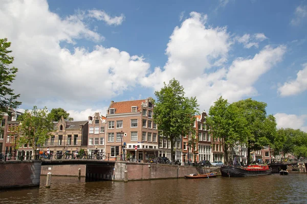 伝統的なオランダの家に囲まれたアムステルダム 2016 アムステルダムの運河都市 — ストック写真