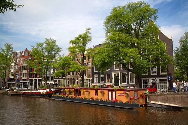 Amsterdam Julio 2016 Canales Ciudad Ámsterdam Rodeada Casas Holandesas Tradicionales — Foto de Stock
