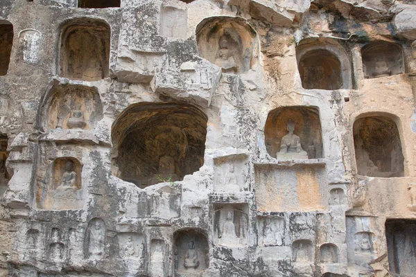 유명한 부처와 보살의 Hennn 성에서 바위에 새겨진 — 스톡 사진