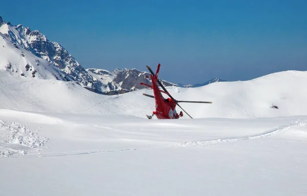 スキー場でのスイスの緊急時サービス レガ実行する訓練の スイス 2018 不明パイロット — ストック写真