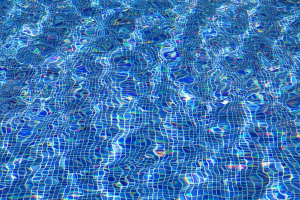 Água Azul Clara Piscina Com Raios Sol Refletores — Fotografia de Stock