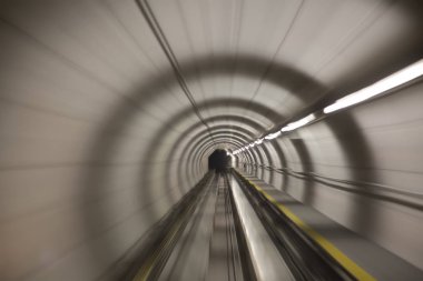 Yalak metro tünelinde Zürih Havalimanı gidiş.
