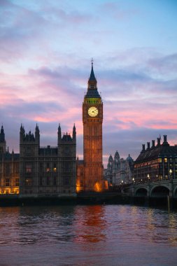 Londra 'daki ünlü Big Ben saat kulesi..