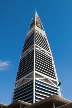 Riyadh, Suudi Arabistan - 22 Ağustos 2016: günbatımında ışık Al Faisaliah kule cephe.