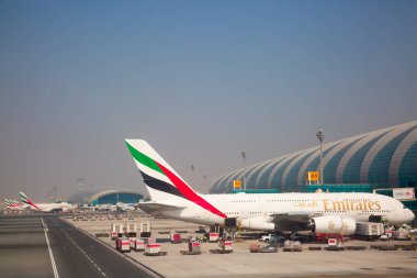 Dubai, Birleşik Arap Emirlikleri - 29 Eylül 2017: uçaklar Dubai havaalanında kapalı almak için hazırlanıyor.