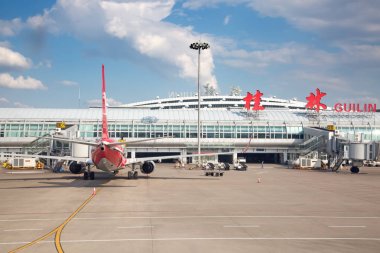 Guilin, Çin - 2 Ekim 2017: uçak almak için kapalı Guilin Uluslararası Havaalanı'nda hazırlanıyor.