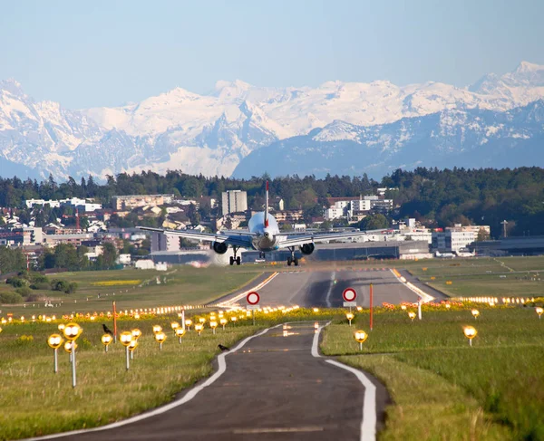 Ζυρίχη Ελβετία Ιουλίου 2015 Austrian Airlines 320 Προσγείωση Στο Αεροδρόμιο — Φωτογραφία Αρχείου
