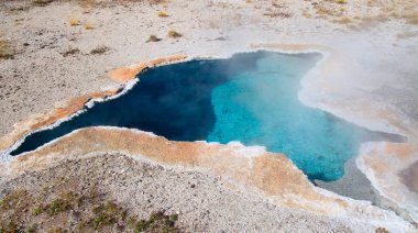 Renkli sıcak su havuzu Yellowstone Milli Parkı, ABD.
