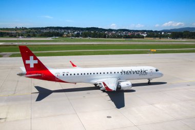 Zürih, İsviçre - 30 Temmuz 2016: uçak Terminal A, Zurich Airport kapalı almak için hazırlanıyor.