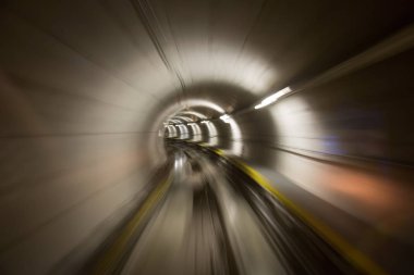 Yalak metro tünelinde Zürih Havalimanı gidiş.